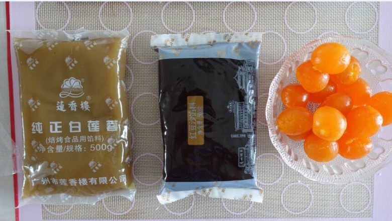 颜值派:黑色蛋黄酥,开始准备包的馅料,蛋黄可以买现成的,我都是自己去菜场买生的,自己回来剥壳取蛋黄,去掉表面的膜,喷上白酒,180度5-8分钟,