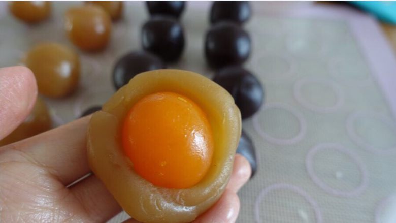 颜值派:黑色蛋黄酥,馅料包住蛋黄