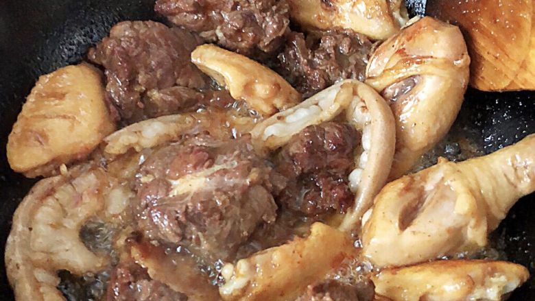 卤牛肉、鸡翅、鸡腿、猪小肠,糖彻底融化后,放入所有食材。翻炒,炒至所有食材裹上糖色。