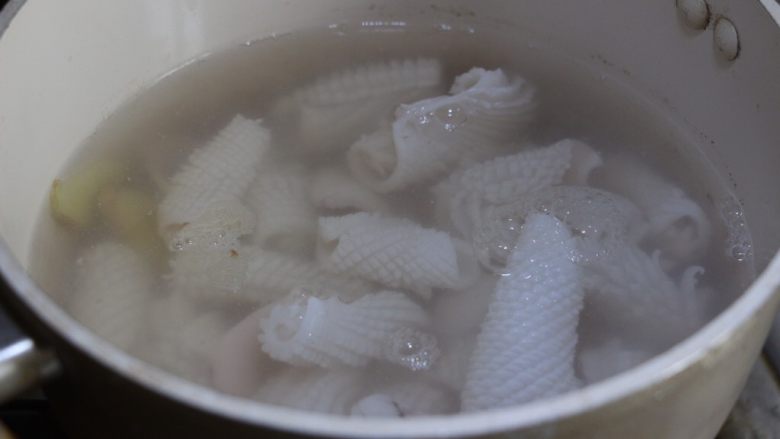 酱爆鲜鱿,清水加姜片和<a style='color:red;display:inline-block;' href='/shicai/ 718'>料酒</a>烧开关火,迅速加入切好的鱿鱼汆烫。