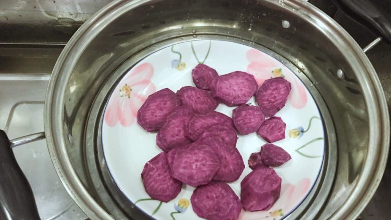 万紫千红香蕉紫薯燕麦饼,放入蒸锅中,大火蒸熟!