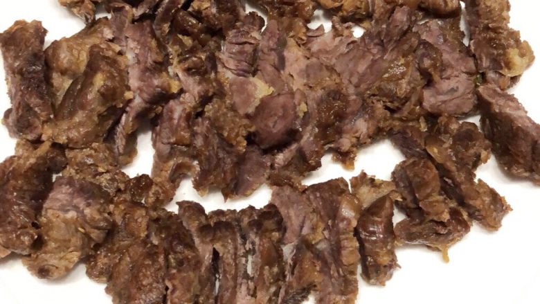 卤牛肉、鸡翅、鸡腿、猪小肠,卤牛肉。(眉头肉切了就不好摆盘,汗,摆盘摆得好丑)