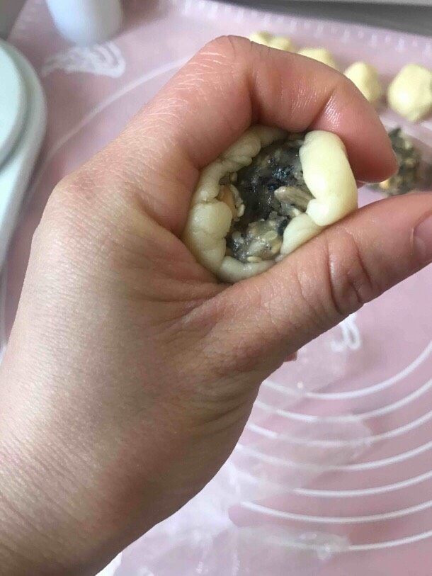 零失败经典五仁月饼,为了拍照,所以没带一次性手套,就这一个没带,其他都带了,免得粘手