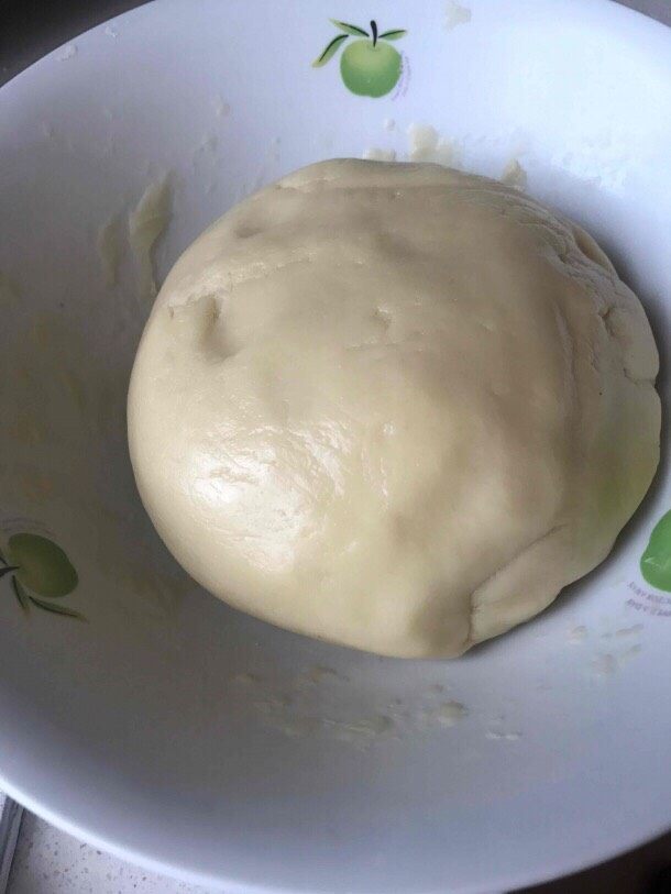 零失败经典五仁月饼,月饼皮:面粉加<a style='color:red;display:inline-block;' href='/shicai/ 5389'>转化糖浆</a>加枧水加玉米油,手带一次性手套上下翻拌均匀,不要揉,不要转圈,免得月饼无法正常回油变软,这是一个老糕点师傅告诉我的,就是把底下的往上翻一下,然后用手掌心往下按一下,以此类推,一定要拌均匀,拌不均匀会导致腰塌的,最后揉成团盖上保鲜膜静置3小时