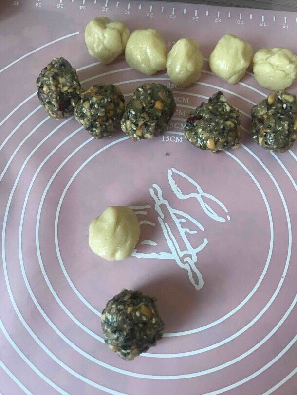 零失败经典五仁月饼,我喜欢吃饼皮厚的月饼,因为饼皮好吃,所以大部分都是20克皮包30克陷,此方我包了25个20克皮30克陷的,另外还包了19个15克皮35克陷的,最后馅料多了一点加到最后几个里面了