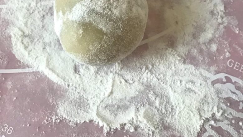 零失败经典五仁月饼,包好后滚一层薄薄的面粉,再用月饼模按压,按压时力气要用足,轻轻压出来的没有重压出来的立体,月饼模首次也撒点面粉哦