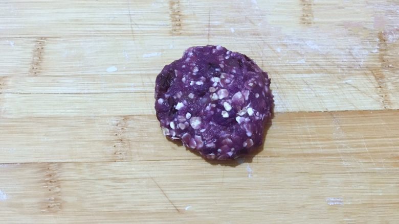 万紫千红香蕉紫薯燕麦饼,戴上一次性手套,把香蕉紫薯泥揉成一个小饼。