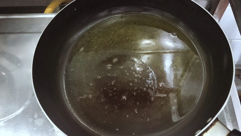 万紫千红香蕉紫薯燕麦饼,平底锅烧热,倒入少量的食用油!