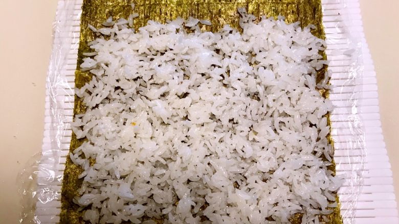 寿司,再取紫菜一片,均匀的加入薄薄的一层米饭