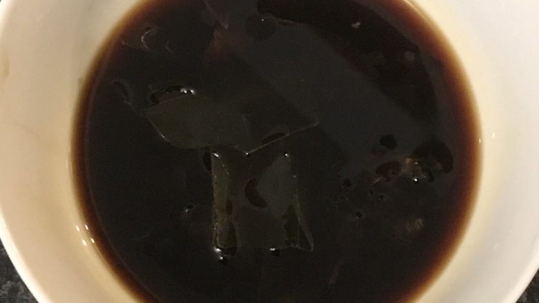 日式三文鱼沙拉,然后用保鲜膜封好放入冰箱冷藏两天,浸泡冷藏越久风味越佳。