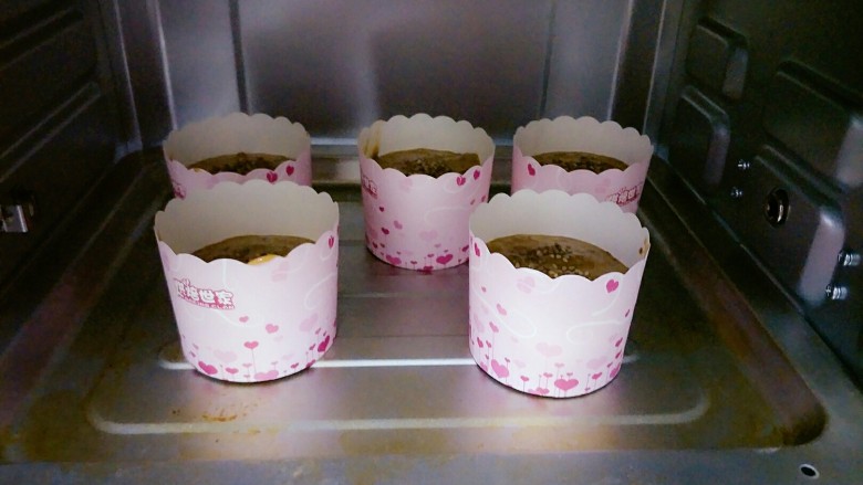 #家有烤箱#+低卡红枣糕,预热好以后,170度烘烤30分钟,用牙签叉进去看看熟没熟