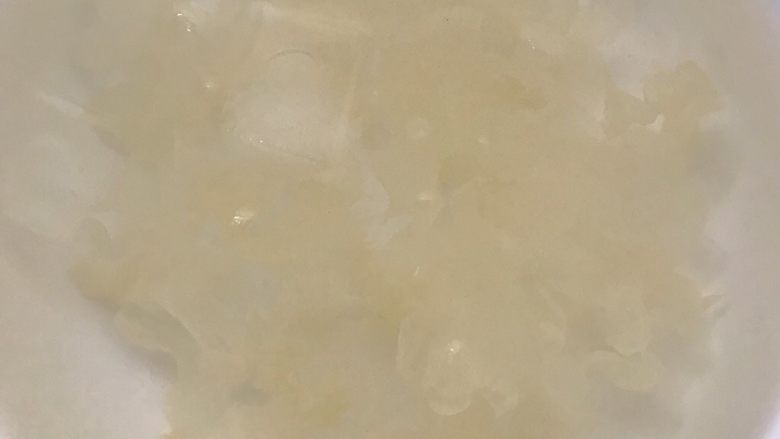 日式三文鱼沙拉,放冰水中浸泡,吃前捞出沥干。黑木耳同样的做法。