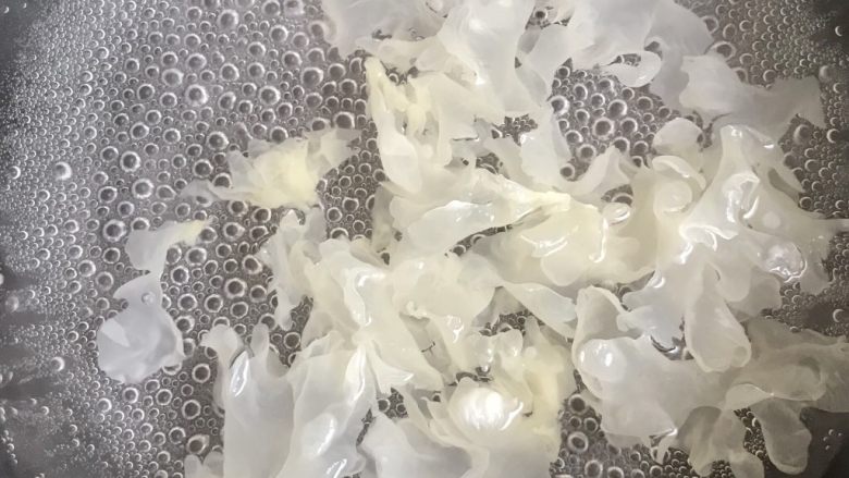 日式三文鱼沙拉,沸水入锅焯烫白木耳二三分钟。