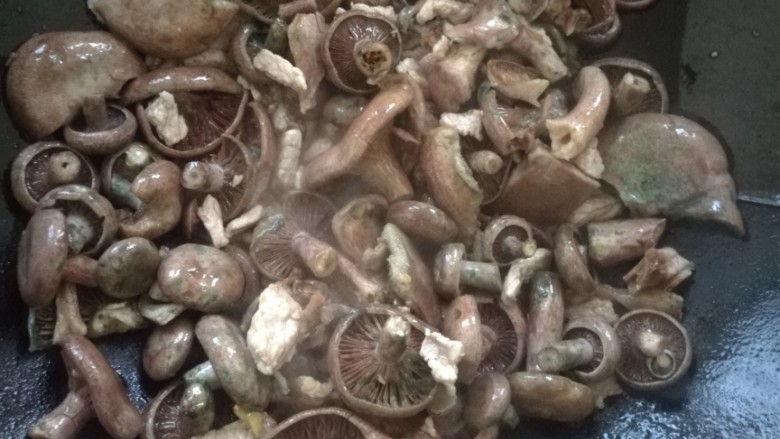 蘑菇鲜肉汤,先放油热好,放姜丝炒香,然后放肉爆炒,肉变色后放蘑菇。