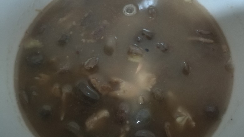 蘑菇鲜肉汤,煮到汤变粘稠后放盐和调料,即可出锅,喜欢放葱的加葱,我家喜欢放蒜,因为蘑菇里放蒜是毒蘑菇会变色。