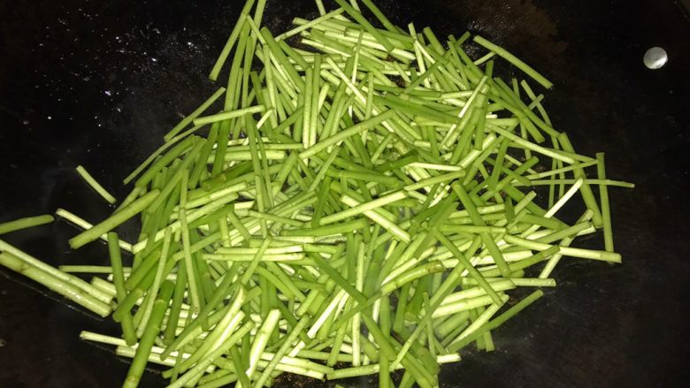 芦蒿炒肉片,锅里再加些油,倒入芦蒿