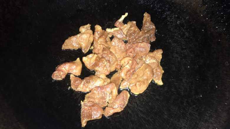 芦蒿炒肉片,锅里放入油，开火，锅热后放入肉片，摊开