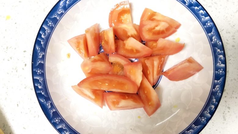 炒饼,<a style='color:red;display:inline-block;' href='/shicai/ 3551'>西红柿</a>切成小块