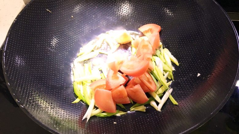 炒饼,加入西红柿,翻炒