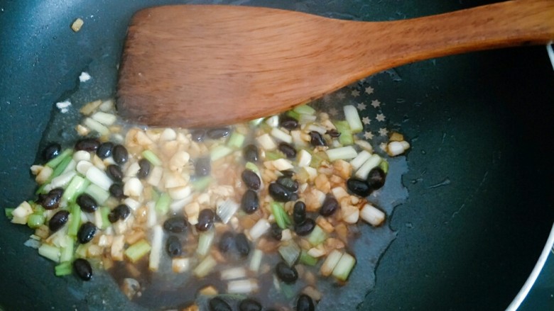 豆豉蒸鸡翅,锅里倒适量油,下入葱姜蒜和<a style='color:red;display:inline-block;' href='/shicai/ 694'>豆豉</a>炒香