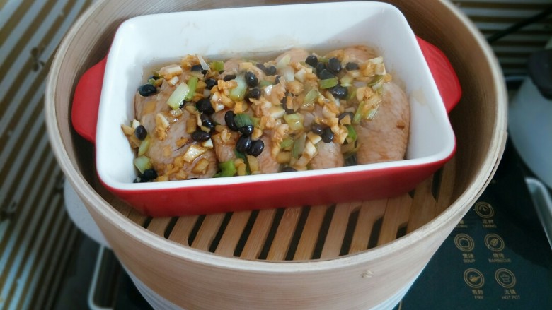 豆豉蒸鸡翅,将炒好的豆豉倒在鸡翅上，上锅蒸20分钟