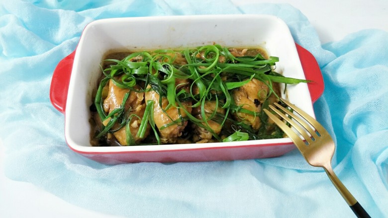 豆豉蒸鸡翅,汤汁里有油脂,浇在葱花上更香