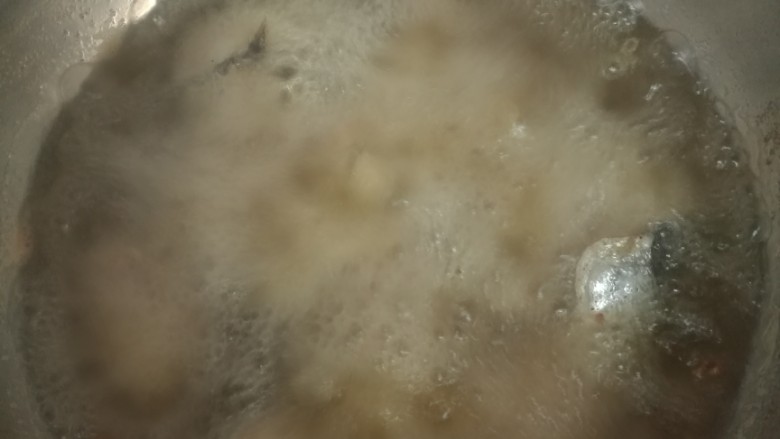 熏鲅鱼,多油,将鲅鱼分批炸至金黄色。