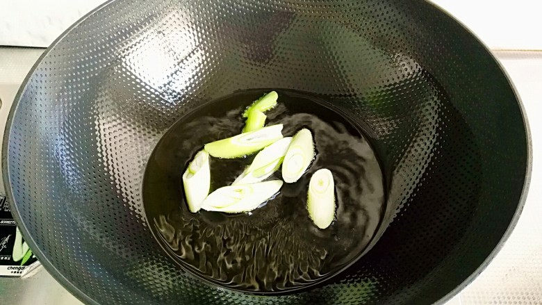 时蔬焖面,锅入油加热,先煸香葱段