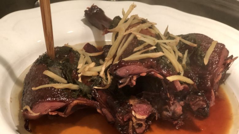 紫苏蒸酱鸭,鸭肉厚薄程度不同,以筷子轻松戳入来辨别熟与否