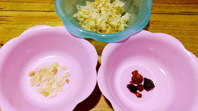 女神养颜甜品~雪莲子桃花泪,准备食材,冷水泡发12小时