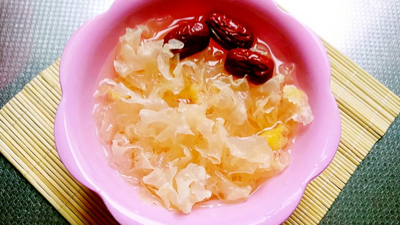 女神养颜甜品~雪莲子桃花泪,<a style='color:red;display:inline-block;' href='/shicai/ 232'>银耳</a>撕小朵,红枣用刀划开几道口