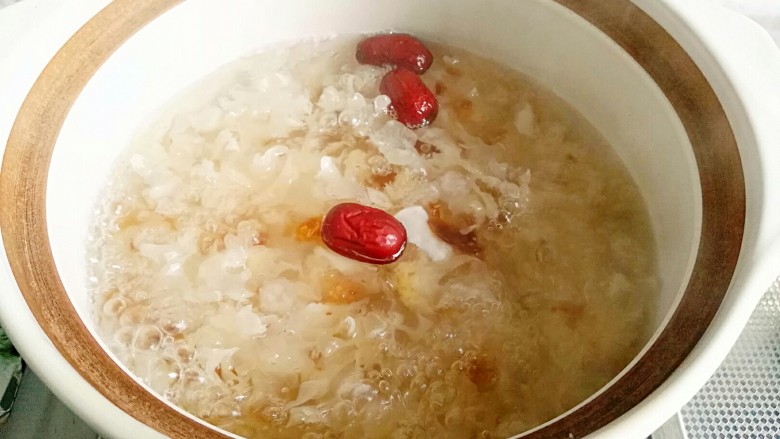 女神养颜甜品~雪莲子桃花泪,大火煮开,小火慢炖1个半小时