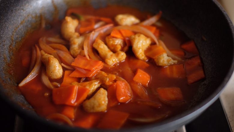 【韩剧美食做起来】の辣炒年糕,这是辣酱全部拌匀的状态,已经非常有食欲了