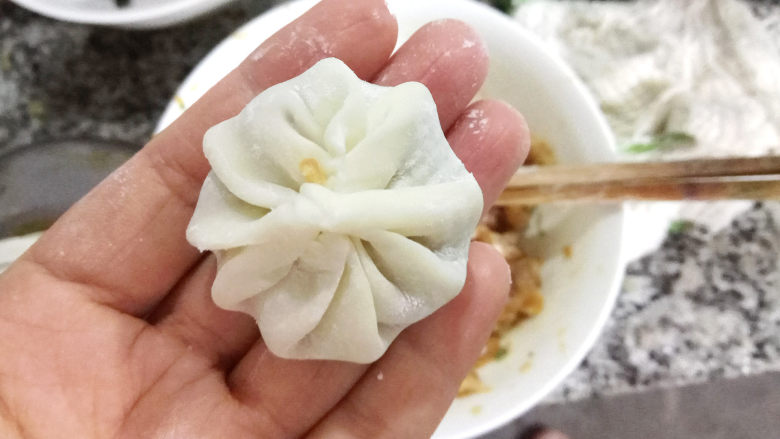 鲜肉小笼包,直到捏紧收口,小笼包就做好了。