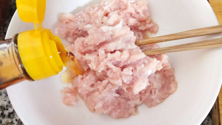 鲜肉小笼包,倒入适量<a style='color:red;display:inline-block;' href='/shicai/ 847'>香油</a>,不但增香,更可以锁住肉中的水分。