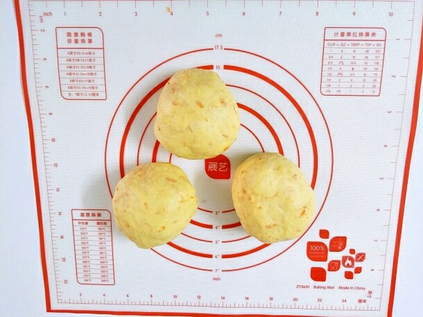 家有烤箱+胡萝卜小面包,均分成三份,滚圆松弛15分钟