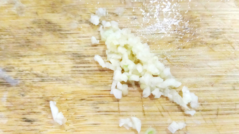 鲜肉小笼包,剥去蒜衣,也切碎。