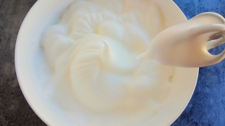 #家有烤箱#菠菜戚风蛋糕,蛋白变白后再加入20克白糖,继续打发,提起打蛋器,顶部的蛋白成三角状竖立,不会弯曲