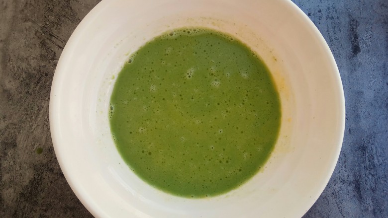 #家有烤箱#菠菜戚风蛋糕,再加入菠菜汁,菠菜汁(菠菜洗干净入锅焯一下,用料理机打成泥,再过滤出菠菜汁)
