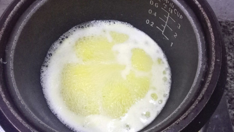 巧克力手指泡芙,将其煮开,至黄油融化。