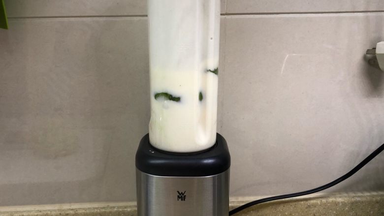 牛油果香蕉奶昔
,盖上盖子,卡入机器中