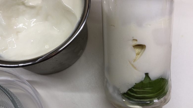 牛油果香蕉奶昔
,酸奶量可以自行控制,杯中大约有300ml