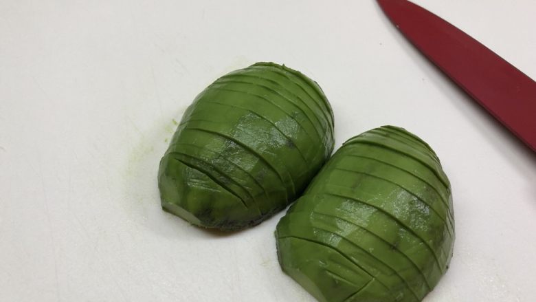 牛油果香蕉奶昔
,牛油果一个,去皮去核,切成小块
