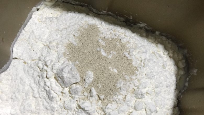蓝莓坚果欧包,除黄油和盐以外的材料放进面包机或imix揉面团,揉至均匀。厨师机更快