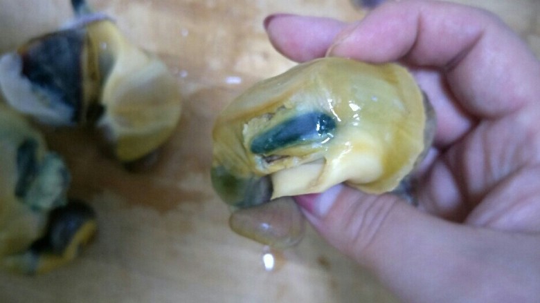香鲜拌螺肉,海螺顶部偏下的白色地方是海螺的脑,有人吃了会晕,要去掉。我们家的人吃了没感觉所以有时候不去也行。