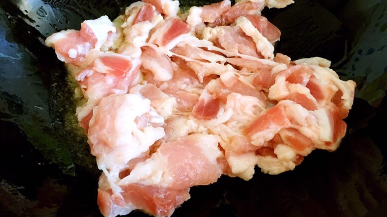 炒五花肉,锅内放油烧热,放入肉片翻炒。