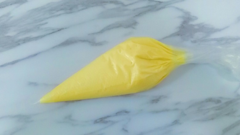 蛋黄饼干,将混合好的面糊倒入裱花袋中,然后用剪刀在裱花袋口处煎一个小口