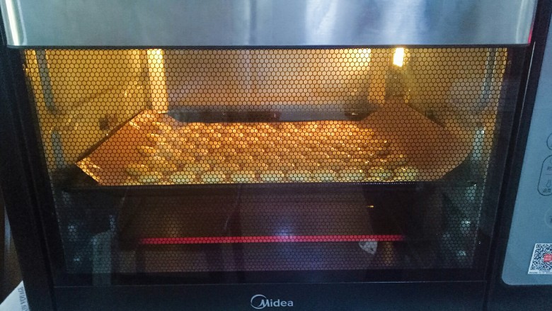 蛋黄饼干,烤箱预热完成,160度烘烤15分钟(具体时间和温度根据自己烤箱调整)