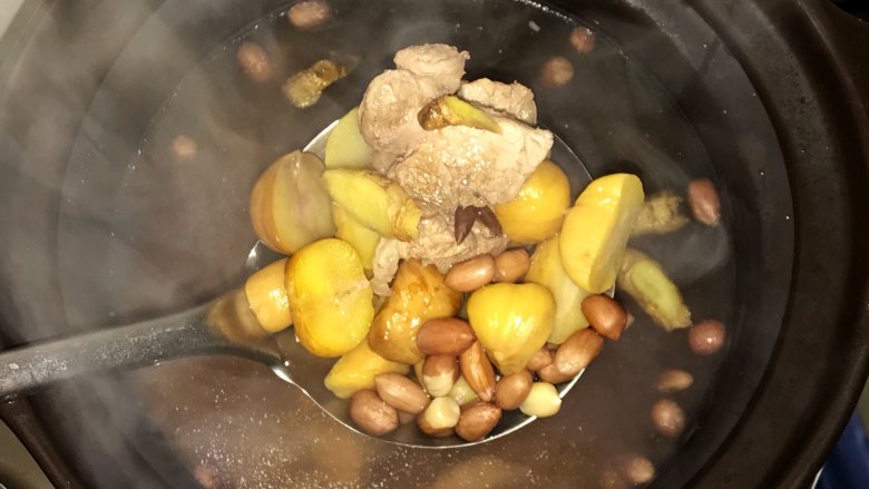 花生板栗猪骨汤,然后再把汤料和水倒入,因为电炖锅已预热,如果一次把汤料倒入,水会溅出来。