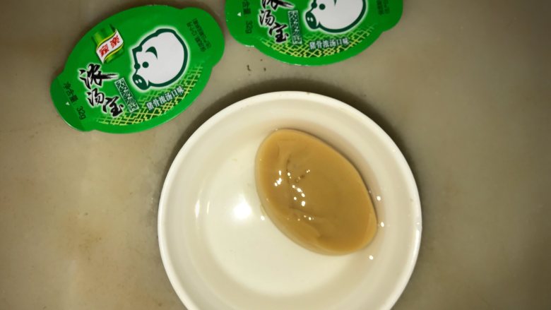 木耳蒸鸡翅,取一块家乐浓汤宝,倒入50g开水,将它搅融化